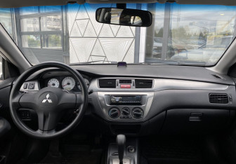 Подержанный автомобиль Mitsubishi Lancer Sedan 2009 года (10 фото)