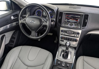 Подержанный автомобиль Infiniti G Convertible 2011 года (30 фото)