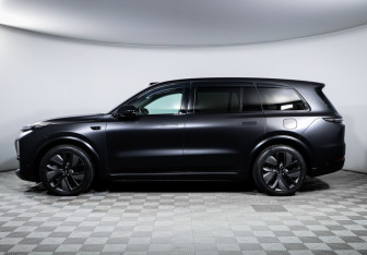 Подержанный автомобиль LiXiang L9 2023 года (8 фото)