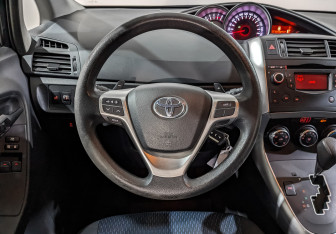 Подержанный автомобиль Toyota Verso 2014 года (22 фото)