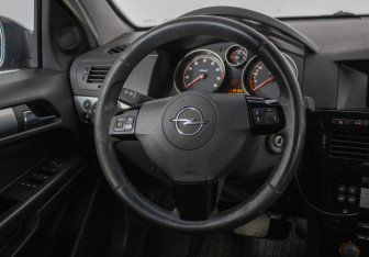 Подержанный автомобиль Opel Astra Sedan 2008 года (15 фото)