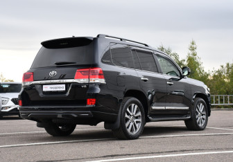 Подержанный автомобиль Toyota Land Cruiser Suv 2017 года (5 фото)