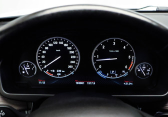 Подержанный автомобиль BMW X5 2015 года (21 фото)