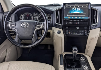 Подержанный автомобиль Toyota Land Cruiser Suv 2020 года (28 фото)