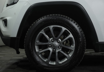 Подержанный автомобиль Jeep Grand Cherokee 2016 года (26 фото)