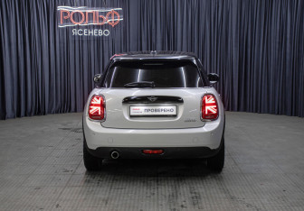 Подержанный автомобиль MINI Hatch 2019 года (6 фото)