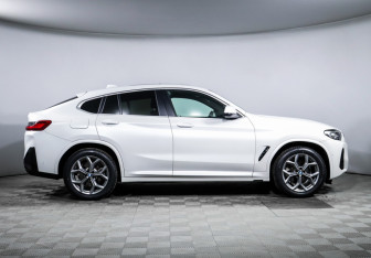 Подержанный автомобиль BMW X4 2024 года (4 фото)