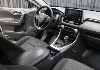 Подержанный автомобиль Toyota RAV4 2021 года (9 фото)