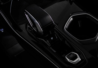 Подержанный автомобиль Geely Atlas 2024 года (19 фото)