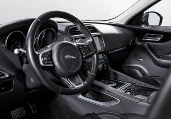 Подержанный автомобиль Jaguar F-Pace 2019 года (14 фото)