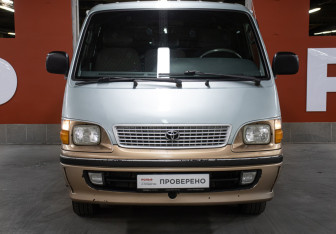 Подержанный автомобиль Toyota HiAce 2002 года (2 фото)