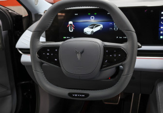 Подержанный автомобиль Voyah Passion 2023 года (17 фото)