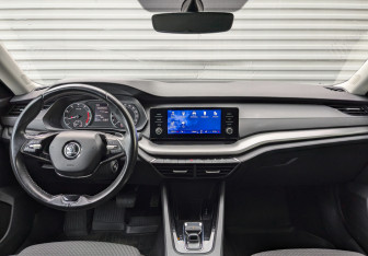 Подержанный автомобиль Skoda Octavia Liftback 2021 года (14 фото)