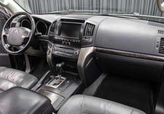 Подержанный автомобиль Toyota Land Cruiser Suv 2008 года (12 фото)