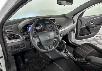 Подержанный автомобиль Renault Fluence 2014 года (11 фото)