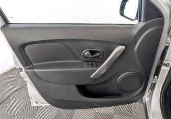 Подержанный автомобиль Renault Sandero 2018 года (19 фото)