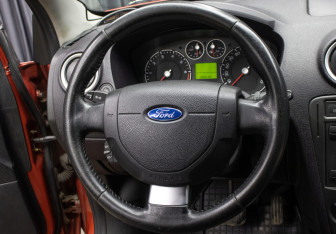 Подержанный автомобиль Ford Fusion 2006 года (17 фото)