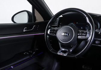 Подержанный автомобиль Kia K5 2021 года (12 фото)