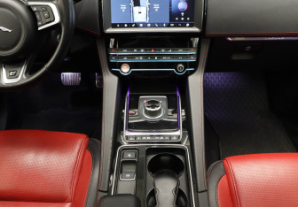Подержанный автомобиль Jaguar F-Pace 2019 года (9 фото)