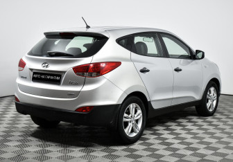 Подержанный автомобиль Hyundai ix35 2012 года (5 фото)