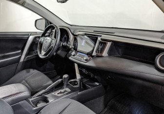 Подержанный автомобиль Toyota RAV4 2018 года (12 фото)