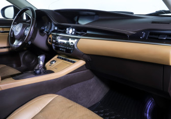 Подержанный автомобиль Lexus ES 2017 года (10 фото)