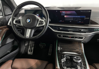 Подержанный автомобиль BMW X7 2022 года (15 фото)
