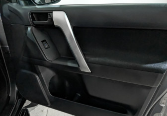 Подержанный автомобиль Toyota Land Cruiser Prado 2017 года (24 фото)