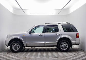 Подержанный автомобиль Ford Explorer 2005 года (8 фото)