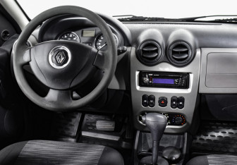 Подержанный автомобиль Renault Sandero 2010 года (16 фото)