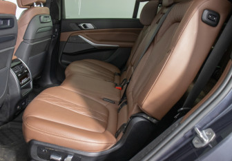 Подержанный автомобиль BMW X7 2020 года (9 фото)