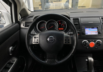 Подержанный автомобиль Nissan Tiida Hatchback 2013 года (14 фото)