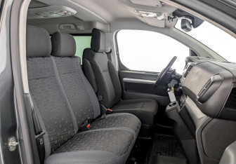 Подержанный автомобиль Peugeot Traveller 2021 года (26 фото)