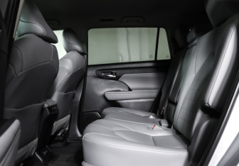 Подержанный автомобиль Toyota Highlander 2021 года (12 фото)