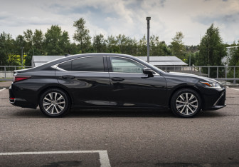 Подержанный автомобиль Lexus ES 2018 года (4 фото)
