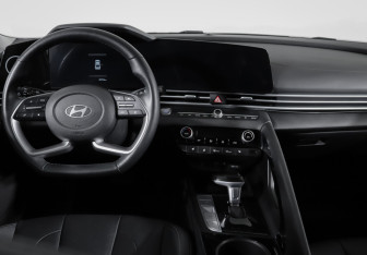 Подержанный автомобиль Hyundai Elantra Sedan 2023 года (12 фото)
