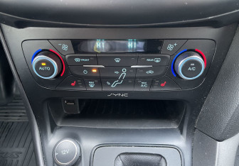 Подержанный автомобиль Ford Focus Hatchback 2016 года (16 фото)