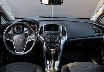 Подержанный автомобиль Opel Astra Hatchback 2010 года (9 фото)