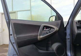 Подержанный автомобиль Toyota RAV4 2011 года (16 фото)