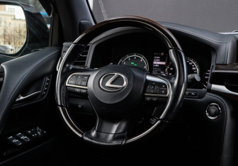 Подержанный автомобиль Lexus LX 2017 года (17 фото)