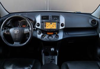 Подержанный автомобиль Toyota RAV4 2010 года (9 фото)