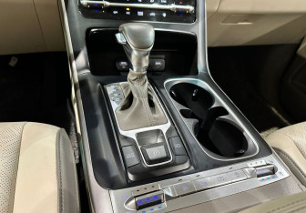 Подержанный автомобиль Kia Carnival 2021 года (19 фото)