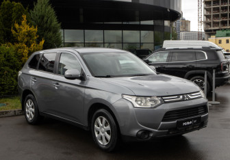 Подержанный автомобиль Mitsubishi Outlander 2013 года (2 фото)