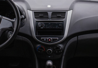 Подержанный автомобиль Hyundai Solaris Sedan 2013 года (14 фото)