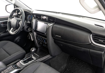 Подержанный автомобиль Toyota Fortuner 2021 года (15 фото)