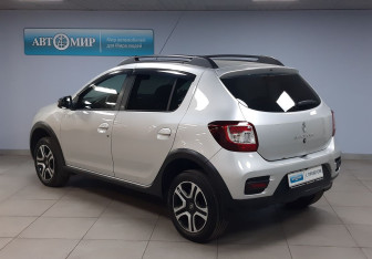 Подержанный автомобиль Renault Sandero 2020 года (7 фото)