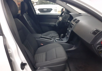 Подержанный автомобиль Volvo S40 2012 года (10 фото)