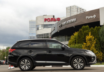 Подержанный автомобиль Mitsubishi Outlander 2019 года (3 фото)