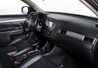 Подержанный автомобиль Mitsubishi Outlander 2015 года (11 фото)