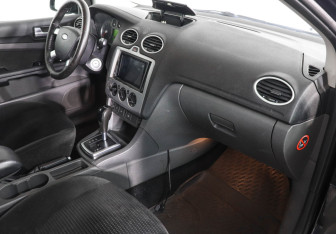 Подержанный автомобиль Ford Focus Hatchback 2006 года (6 фото)